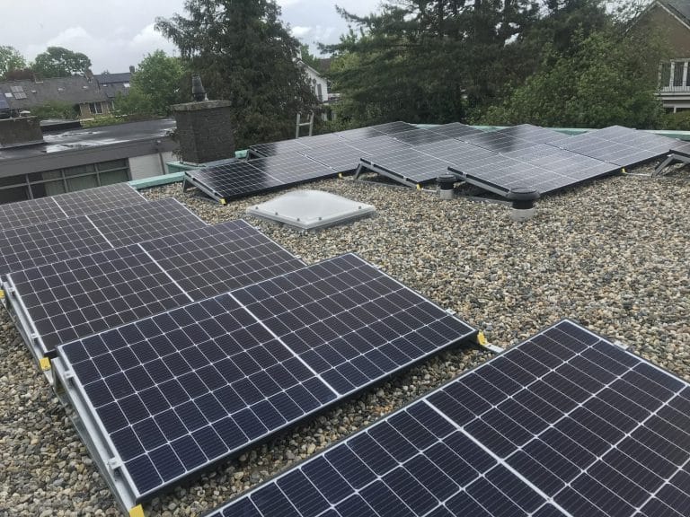 Realistatie JA Solar zonnepanelen op platdak