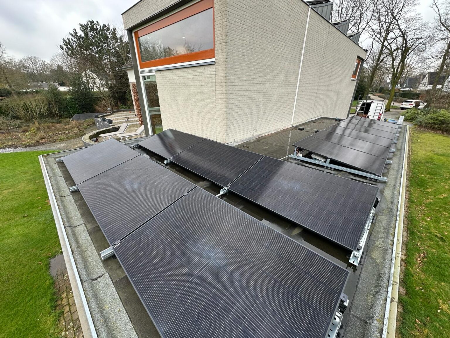 Bijplaatsing zonnepanelen platdakconstructie