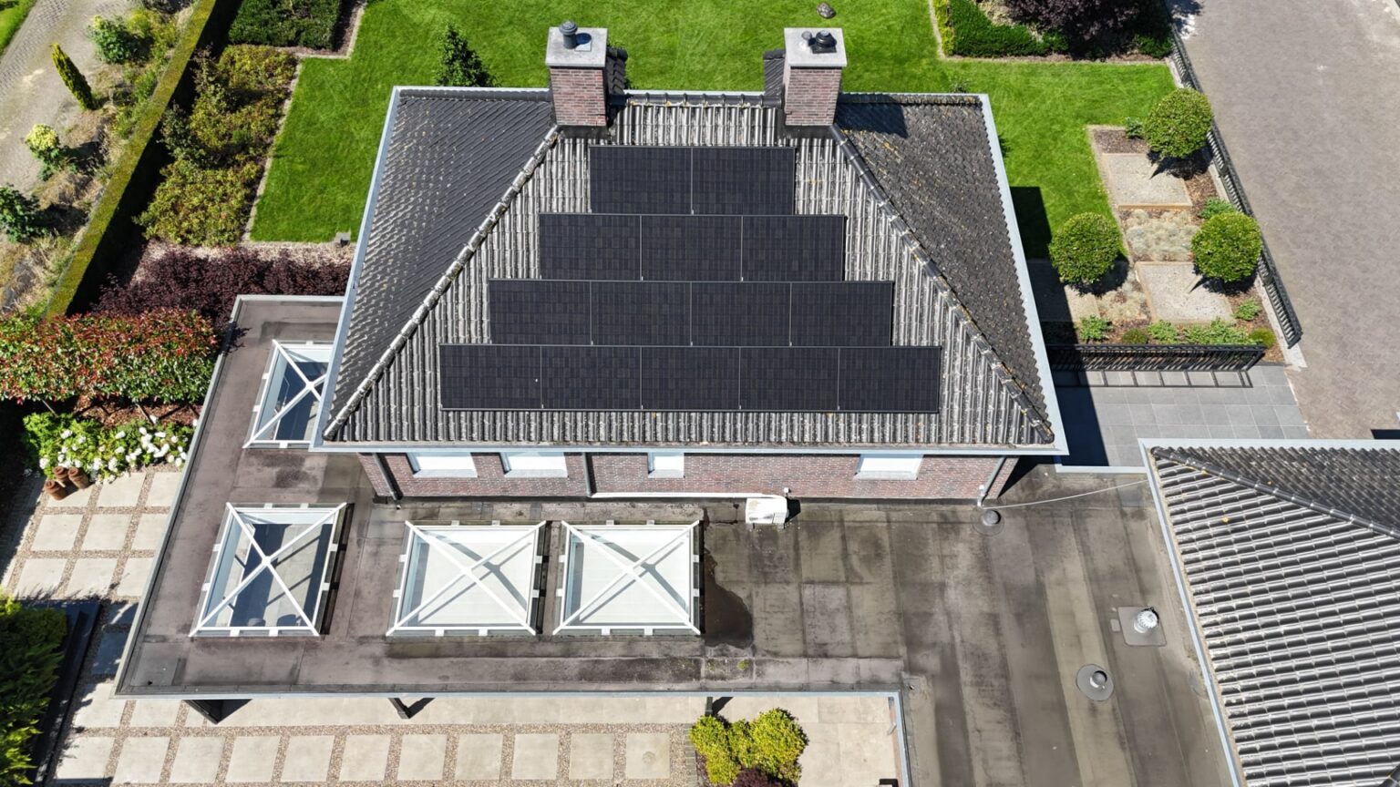 Zonnepanelen op schuin dak in piramidevormige ligging.